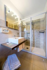 博尔米奥瓦莱切塔酒店的一间带水槽和淋浴的浴室
