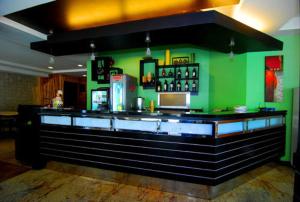 巴科洛德MO2西城酒店 - 曼达拉根的餐厅的酒吧,有绿色的墙壁