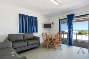 德纳姆Tasman Holiday Parks - Denham Seaside的客厅配有沙发和桌椅