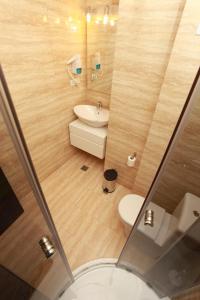 布加勒斯特西广场酒店的一间带水槽和卫生间的小浴室