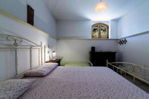 科尔萨诺Villa Azzurra - casa vacanze的一间卧室设有一张大床和一个窗户。