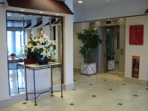 富士吉田市富士吉田西旅馆的大楼内一个柜台上种植盆栽的大堂