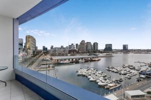 墨尔本Docklands Private Collection - NEWQUAY的享有海港和水中船只的景色