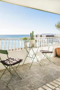 阿利坎特Alicante Ocean View的一个带桌椅的海景阳台