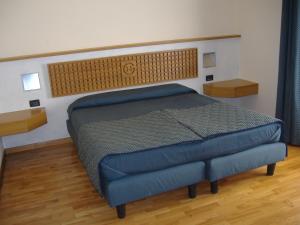 博恩孔文托希贝利诺酒店的一间位于客房内的蓝色床卧室