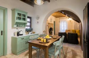 罗德镇Tafros Villa的厨房以及带桌椅的用餐室。