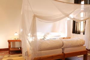 奥马鲁鲁Evening Shade的一间卧室配有一张带蚊帐的床
