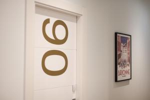 圣塞瓦斯蒂安Aldamar的一间房间,门上有一个O标志