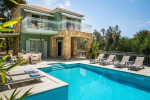 斯沃伦塔Afrodite Luxury Villa的一座带游泳池和房子的别墅