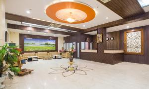 焦特布尔Hotel City Center Jodhpur的大堂设有等候区,设有大窗户