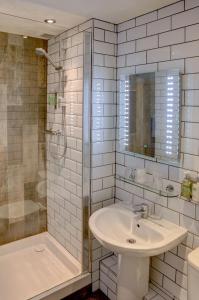 马勒姆贝克大厅酒店的白色的浴室设有水槽和淋浴。