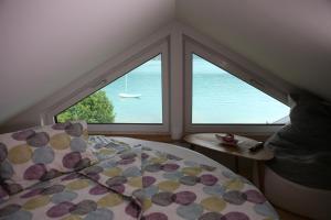 圣沃尔夫冈s-hansn的一间卧室设有一张床和一个大窗户