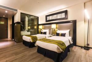 孟买伊姆普瑞萨酒店的酒店客房带两张床和一间浴室