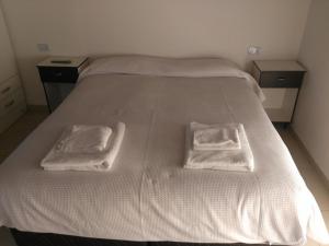 圣胡安Departamento Andino del Sol的床上有两条白色毛巾