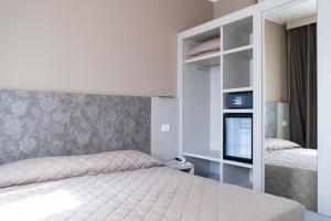 ManoppelloLa casa del pellegrino的一间卧室配有一张床和一台电视。