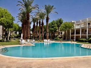 Esterin Royal Park Apartments Eilat内部或周边的泳池