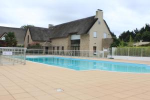 Saint-André-des-EauxSaint Denac - Golf de la Baule的房屋前的游泳池