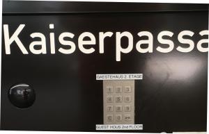 卡尔斯鲁厄Gästehaus Kaiserpassage- Ihr Cityhostel的墙上读klezmerras的标志