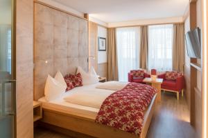维皮泰诺拉姆酒店的酒店客房,配有一张床和一张红色椅子