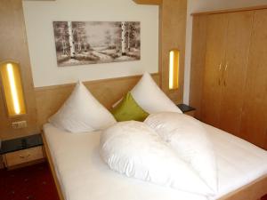 厄茨玛丽塔旅馆的一张床上的白色枕头