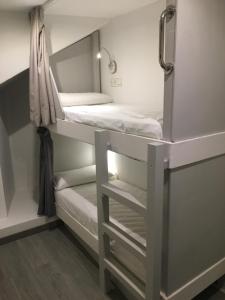 吉塔里亚Hostel Getaria的双层床间 - 带两张双层床