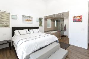洛杉矶Venice Beach Gem的白色的卧室设有一张大床和一间浴室。