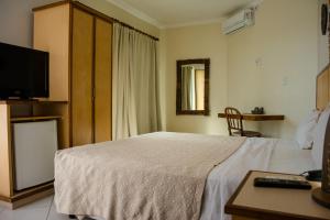 阿拉卡茹维亚马普拉亚依酒店的酒店客房,配有床和电视