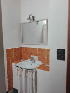 巴尔贝里诺瓦尔德尔萨托雷迪庞扎诺酒店的一间带水槽和镜子的浴室