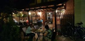 德罗贝塔-塞维林堡Mon Cheri的男人和女人晚上坐在餐厅外的桌子上