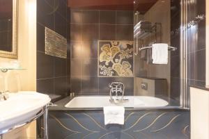 巴黎Hotel Du Beaumont的带浴缸和盥洗盆的浴室