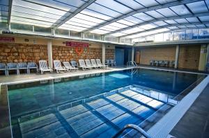 贝尼多姆瑟维集团普韦布洛贝尼多姆酒店的一座带椅子的大型游泳池