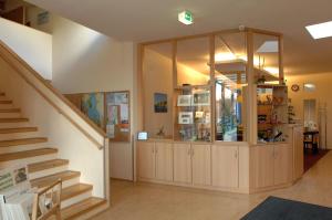 什未林A&S Ferienzentrum Schwerin的一间设有楼梯和玻璃柜的房间