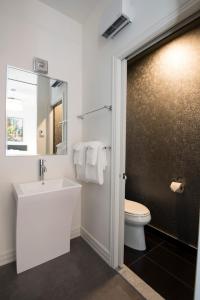 魁北克市摩根庄园酒店的浴室配有白色水槽和卫生间。