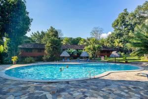 塔拉波托DM Hoteles Tarapoto的和度假村内的人一起使用的游泳池