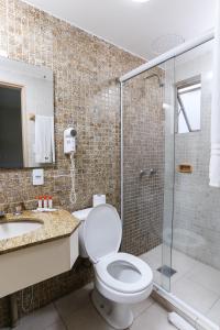 新汉堡市Hotel Suárez Executive Novo Hamburgo的一间带卫生间和玻璃淋浴间的浴室