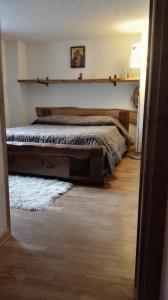 拉特乌伊莱Appartamento in La Thuile località Thovex的卧室配有一张壁架床