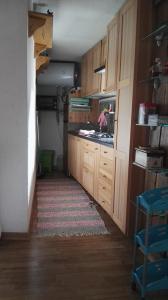 拉特乌伊莱Appartamento in La Thuile località Thovex的厨房配有木制橱柜和地毯。