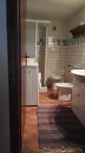 拉特乌伊莱Appartamento in La Thuile località Thovex的浴室配有盥洗盆、卫生间和盥洗盆。