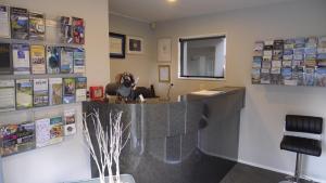 布伦海姆卢加诺汽车旅馆的一间设有书桌和镜子的法律办公室