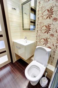 敖德萨Пляж Каллитон и Клиника им Ак.Филатова的浴室配有白色卫生间和盥洗盆。
