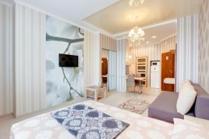 敖德萨Пляж Каллитон и Клиника им Ак.Филатова的一间卧室设有一张床和一间客厅。