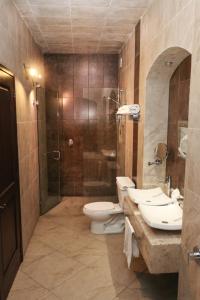 乔卢拉Hotel Boutique Xelhua的一间带两个卫生间和淋浴的浴室