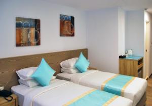 科罗尔帛琉酒店的蓝色酒店客房的两张床