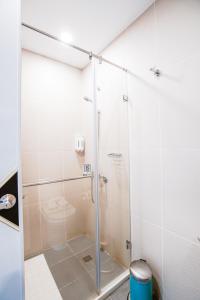 科罗尔帛琉酒店的设有带卫生间的浴室内的淋浴间