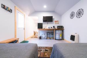 阳光城Cache Cabins的一间卧室配有两张床、一张桌子和一台电视。