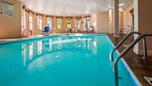 阿什兰希克梅根贝斯特韦斯特酒店的蓝色海水大型游泳池