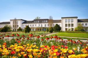 巴特利普施普灵格贝斯特韦斯特尊贵公园Spa酒店的一座建筑前的鲜花花园