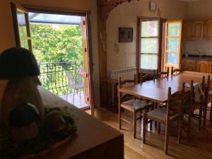 埃利松多Zubitarte的厨房以及带桌椅的用餐室。