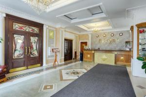 伊尔库茨克欧罗巴酒店的一间带吊灯和大门的客厅