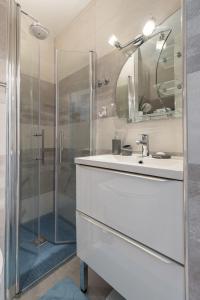 罗克布吕讷-卡普马丹Beautiful studio near sea (free parking)的白色的浴室设有水槽和淋浴。